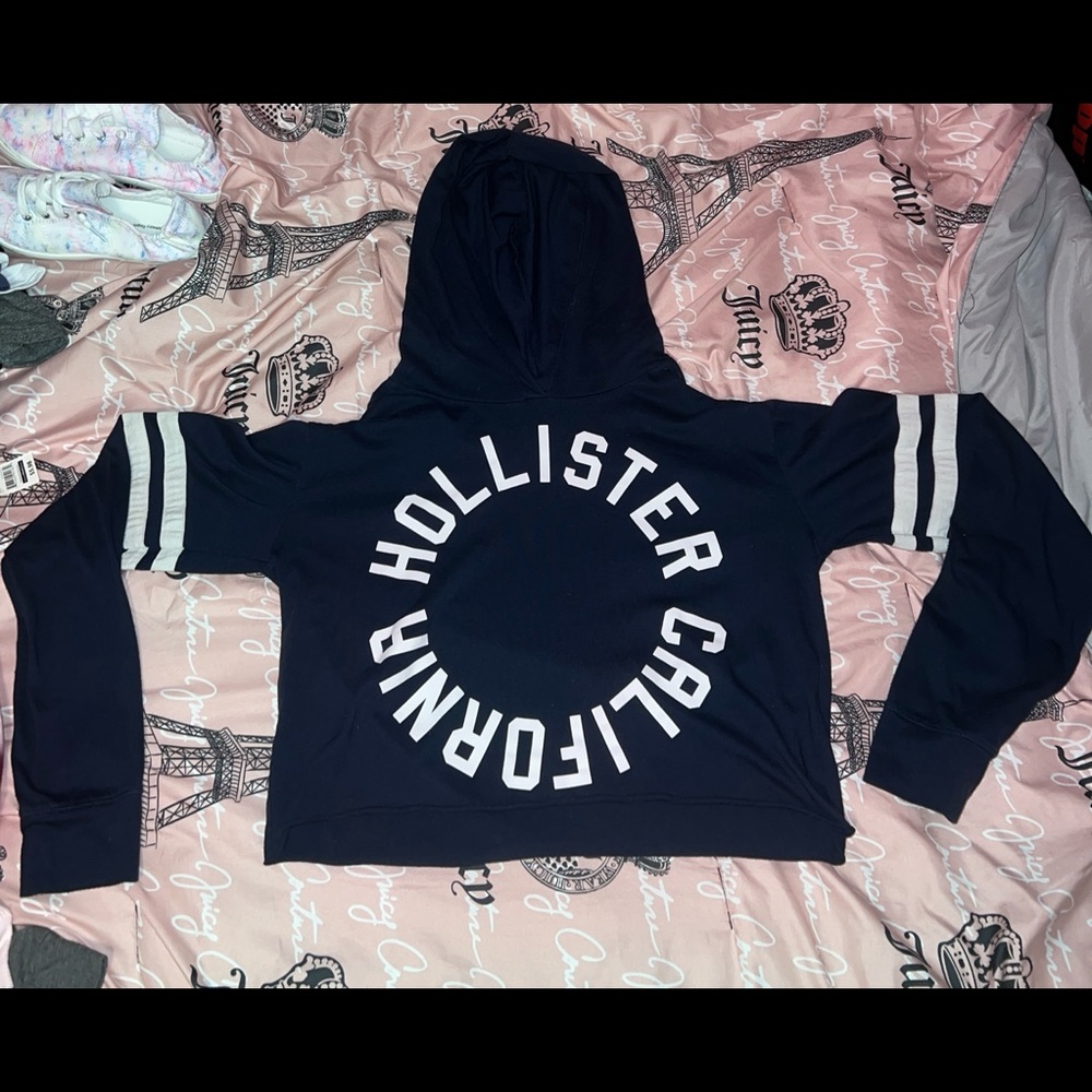 Cute long sleeved navy blue crop top with hood